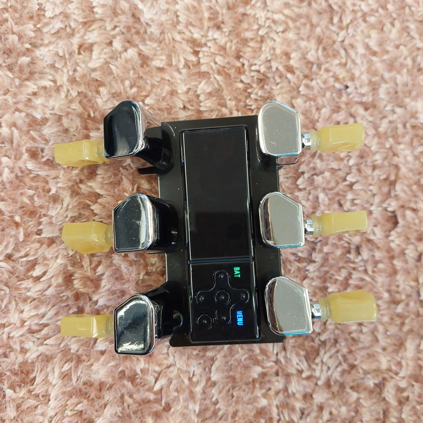 Retro Automatic Guitar Tuner – One-Button Fast Tuning, Beginner-Friendly, Supports Custom Pitches