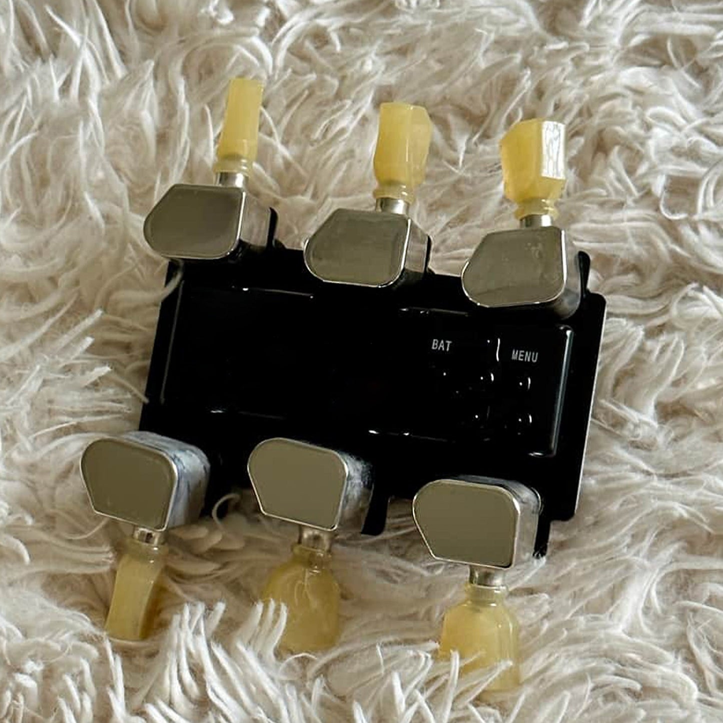 Retro Automatic Guitar Tuner – One-Button Fast Tuning, Beginner-Friendly, Supports Custom Pitches