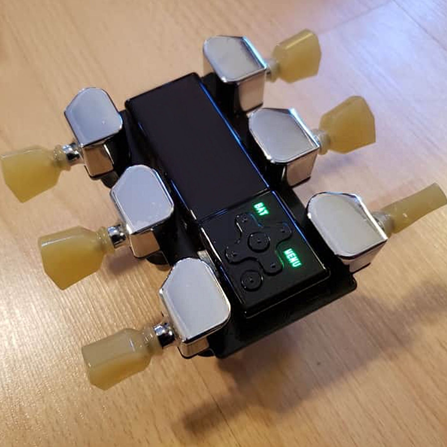 Retro Automatic Guitar Tuner – One-Button Fast Tuning, Beginner-Friendly, Supports Custom Pitches