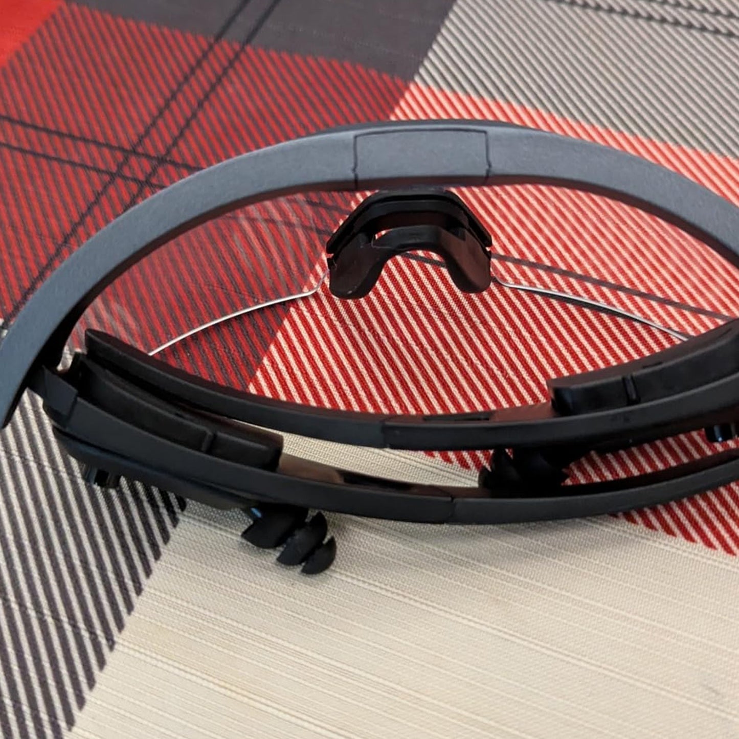 Shooting glasses with earplugs – Built-in Hearing Protection That Clicks Back